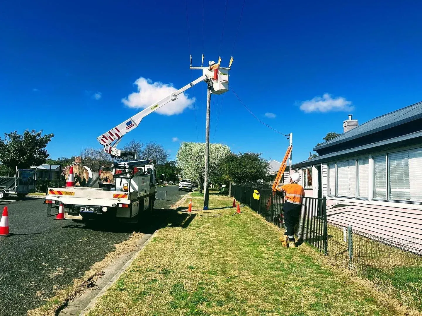 Diverse Power crew and truck at a roadside job